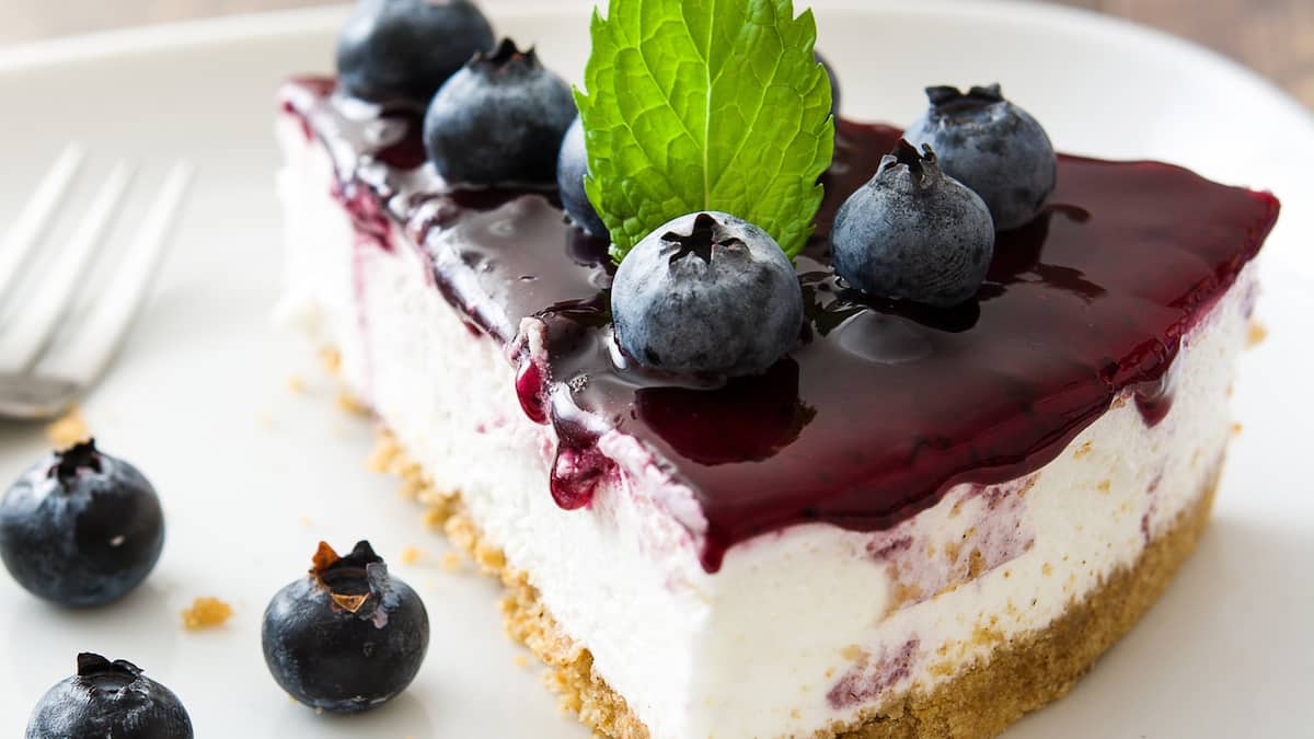 Pa pjekje: Cheesecake me boronicë me trupa çokollate