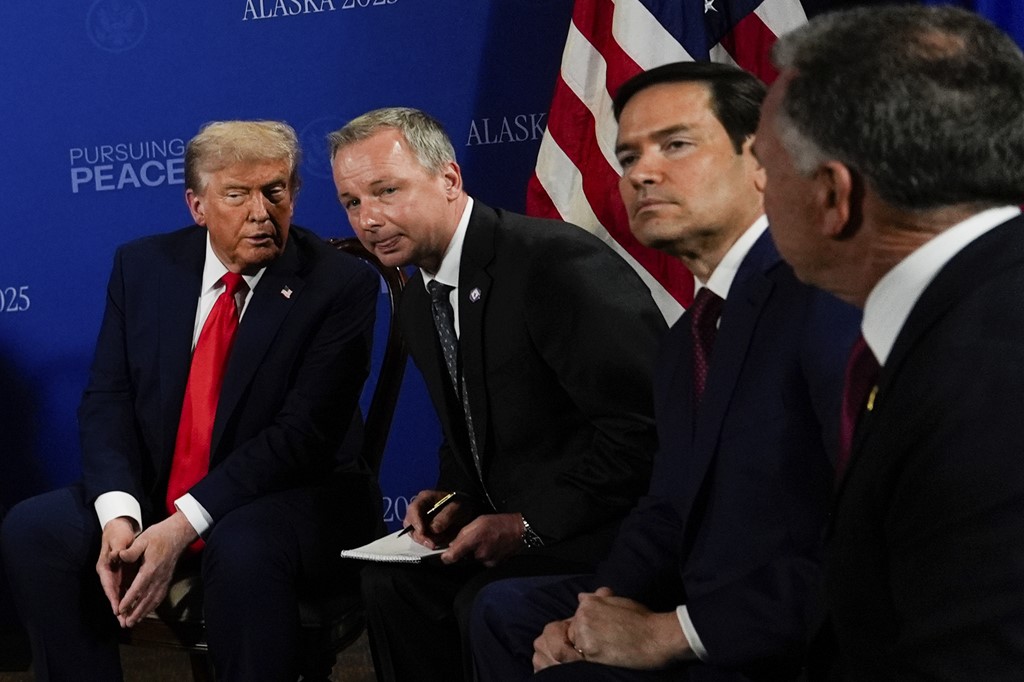 Samiti i Alaskës, Trump e Putin gati dy orë në takim, cilët zyrtarë po i shoqërojnë – detaje