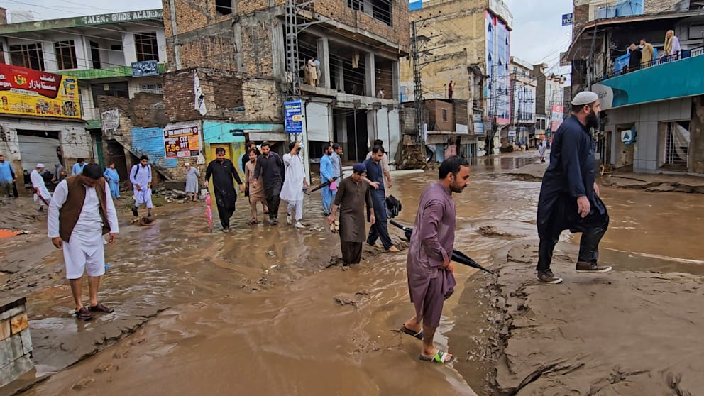 Më shumë se 300 të vdekur nga stuhia në Pakistan dhe Indi