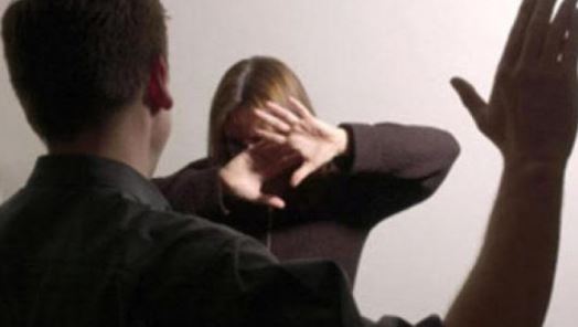 Vëllai sulmon motrën në Prishtinë, Policia në kërkim të të dyshuarit