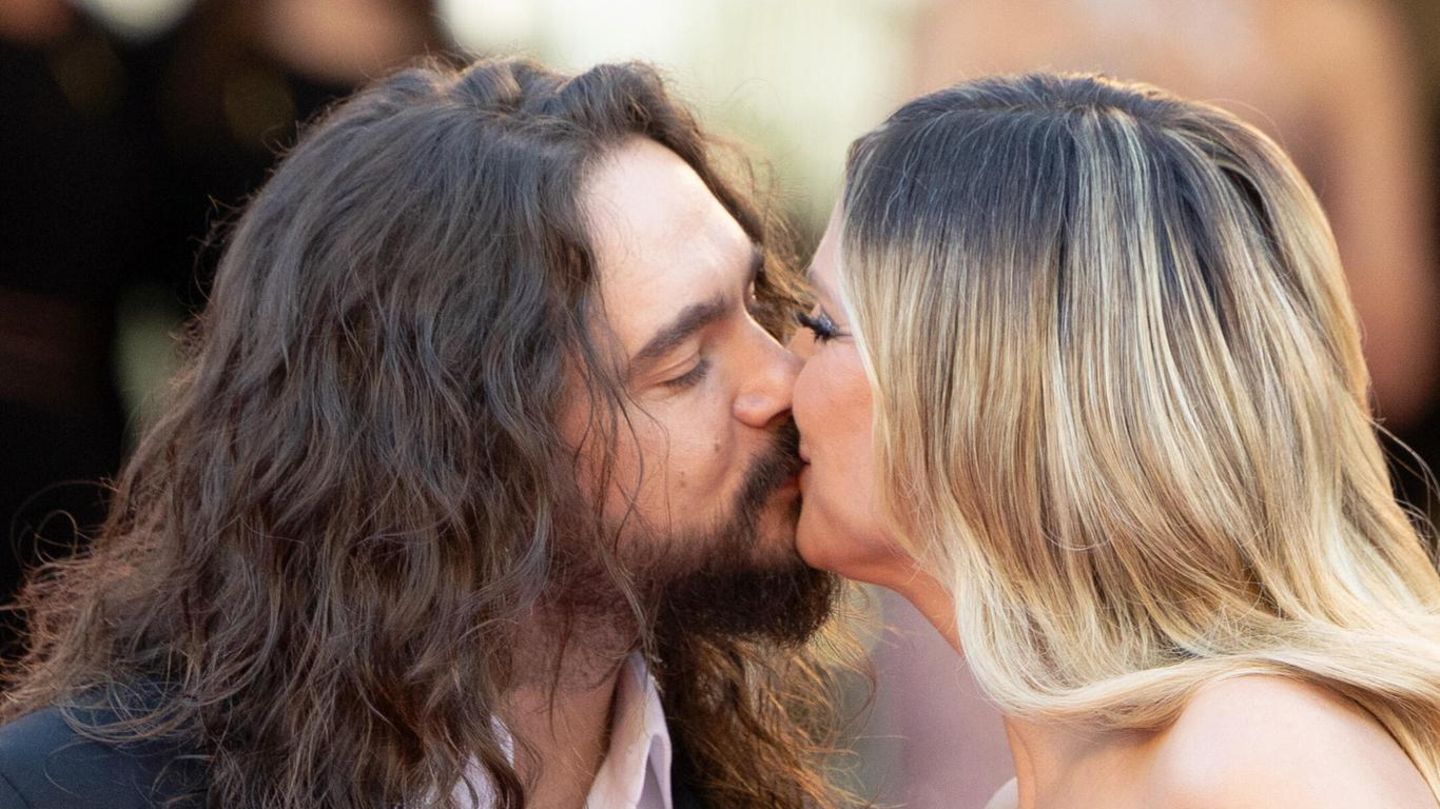 Heidi Klum: Heidi Klum ofron moment të ëmbël “Kiss Cam” në përvjetorin e Hotelit Tokio
