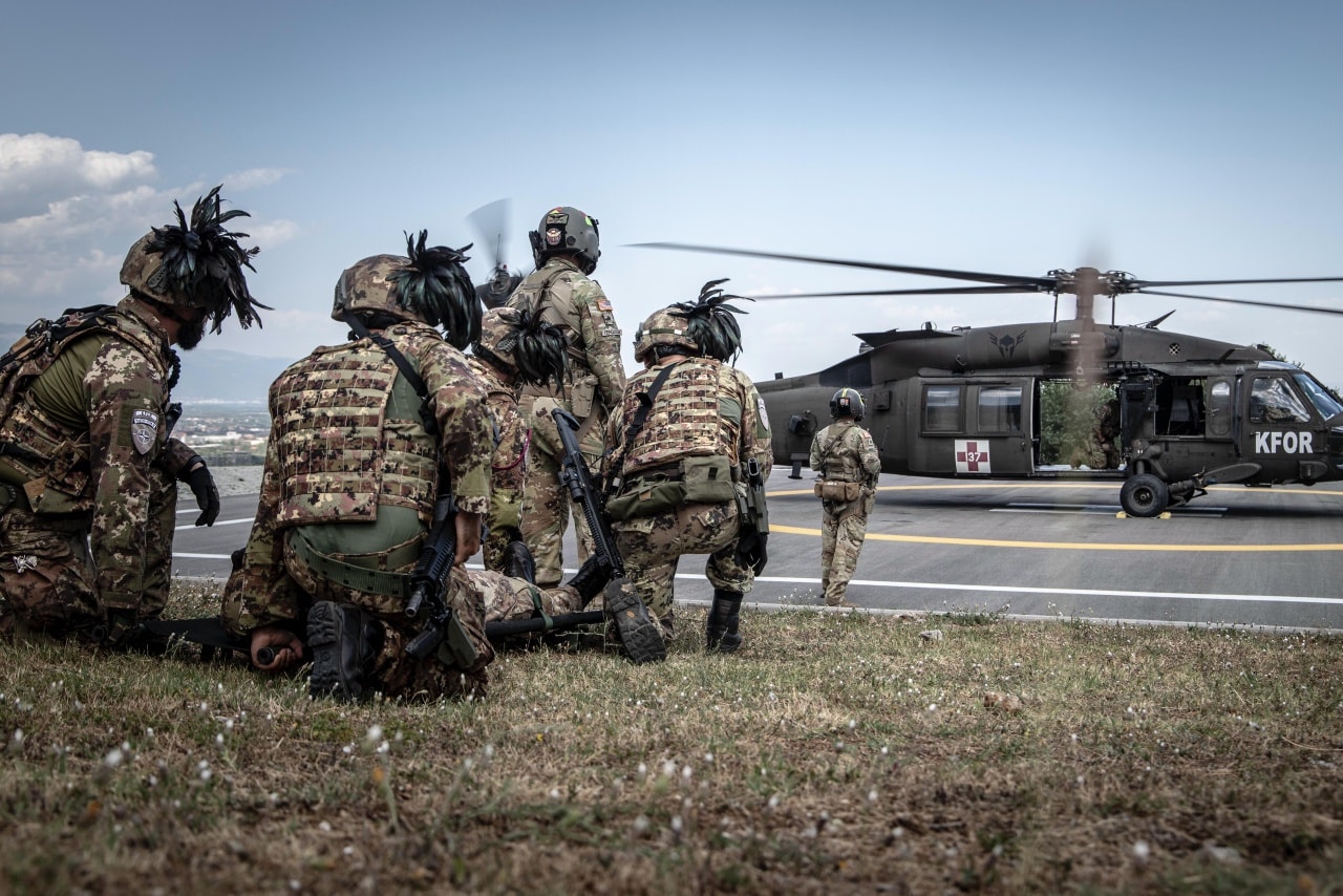 Ushtarët italianë të KFOR’it stërviten në Pejë për evakuime mjekësore me helikopterin ‘‘Black Hawk’’