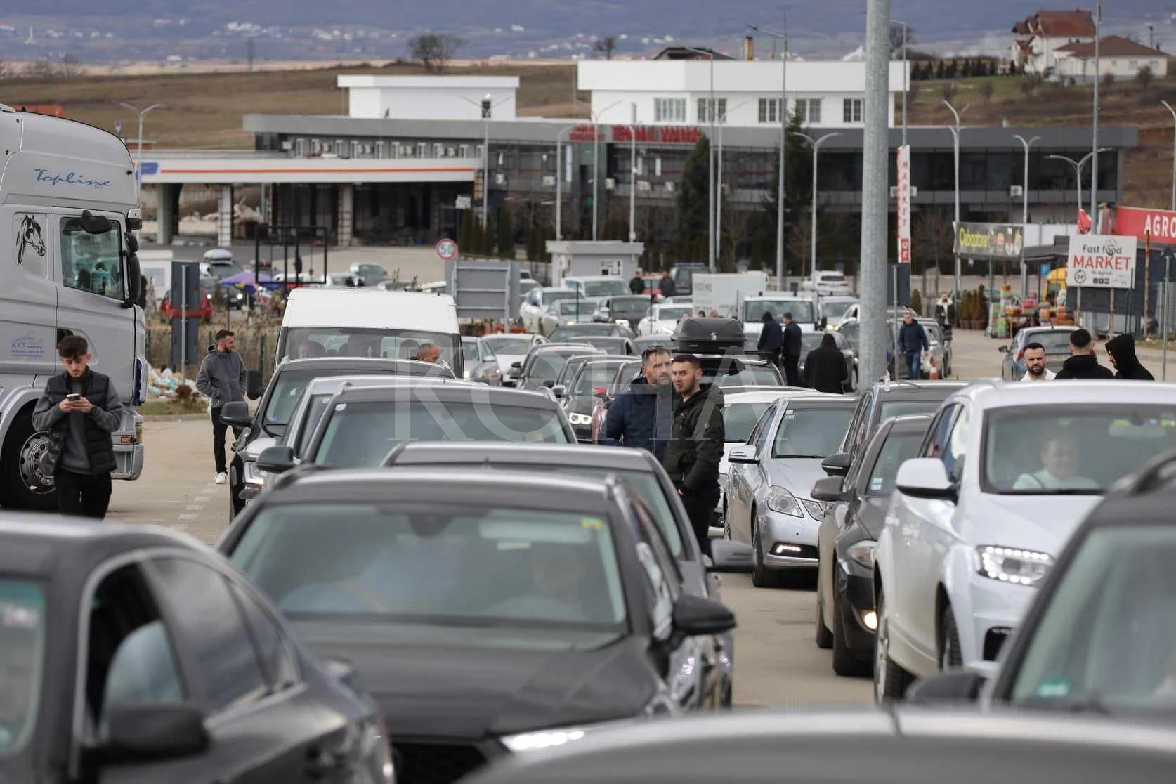 Deri në katër orë pritje në Merdar për të hyrë dhe dalë nga Kosova