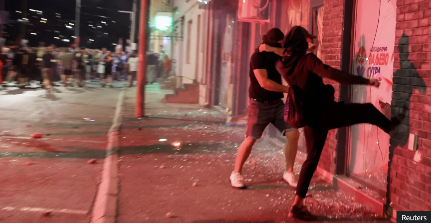 S’ka qetësi në Beograd, protestuesit djegin selinë e partisë së Vuçiqit