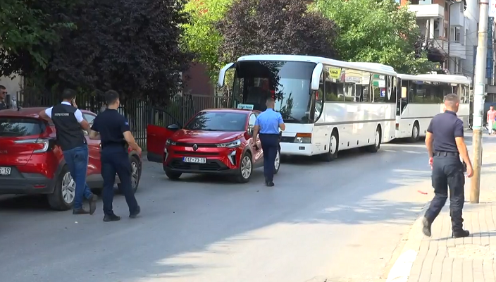 Komuna e Prishtinës bashkë me policinë ndalon kthimin e autobusëve për Podujevë nga Xhamia e Llapit