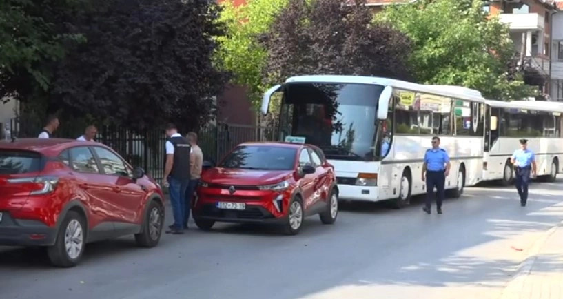 Autobusëve u ndalohet kthimi në Podujevë nga Xhamia e Llapit