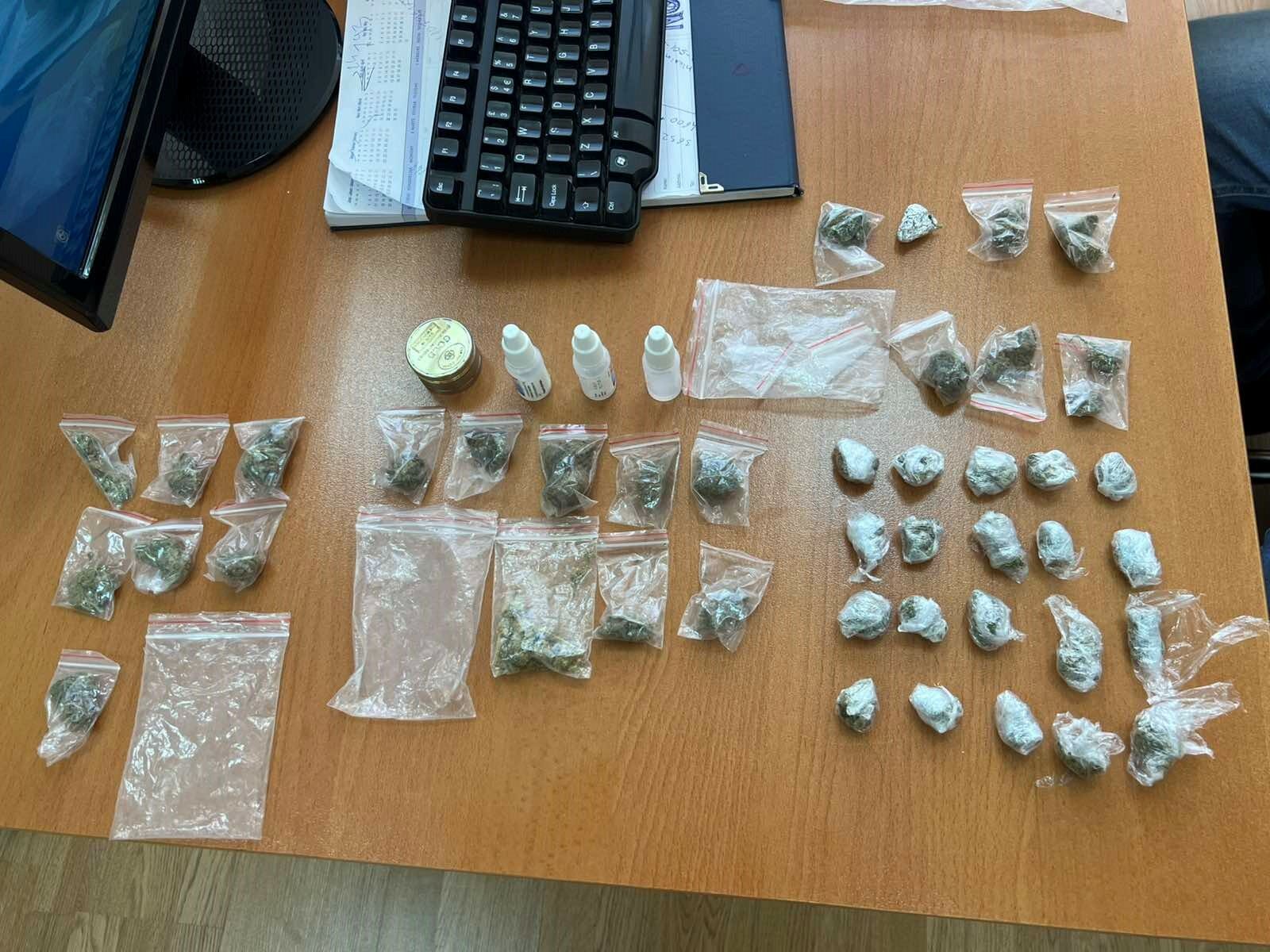 20 vjeçari në Prizren arrestohet për trafikim me lëndë narkotike, i konfiskohen 42 doza qese marihuanë