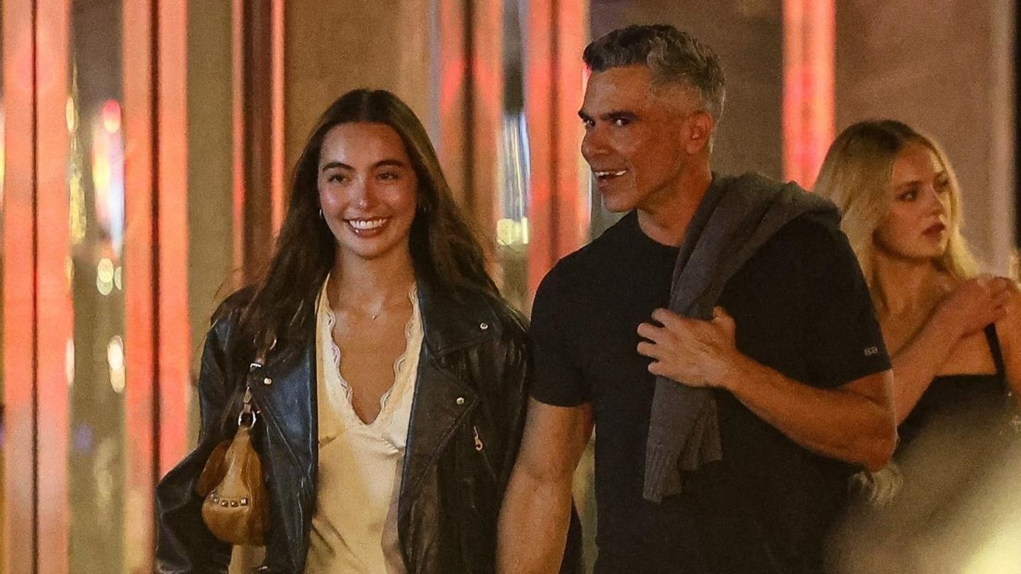 Jessica Alba: Jessica Albas Still-Husband mban duart me një model 25-vjeçar