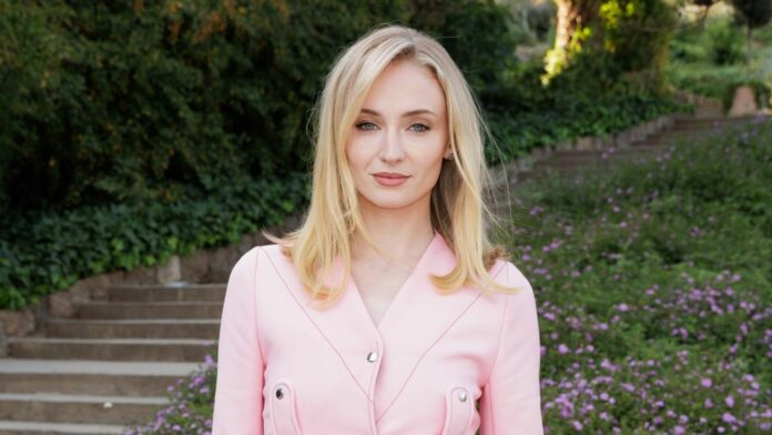 1755963475_news_image_image.gala_.de24440026tbFv3w1440r1.7778sophieturner.jpg.jpeg