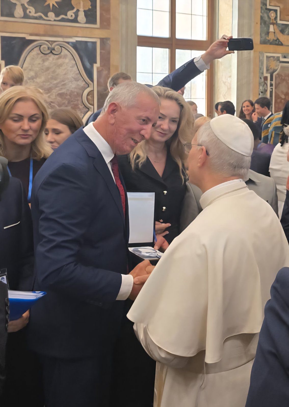 Quni i dhuron pikturë të Ibrahim Rugovës Papës Leo XIV