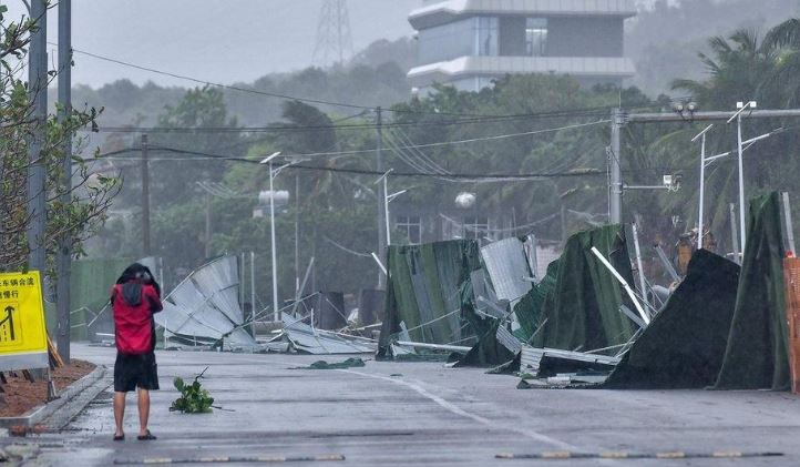 Mbi 500 mijë njerëz urdhërohen të evakuohen për shkak të tajfunit që po i afrohet Vietnamit