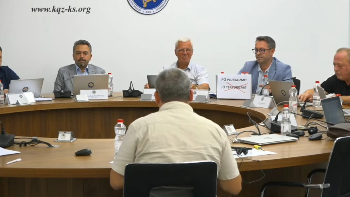 Krasniqi shpalos mesazhin “po pluralizmit, jo terrorizmit” në mbledhjen e KQZ-së