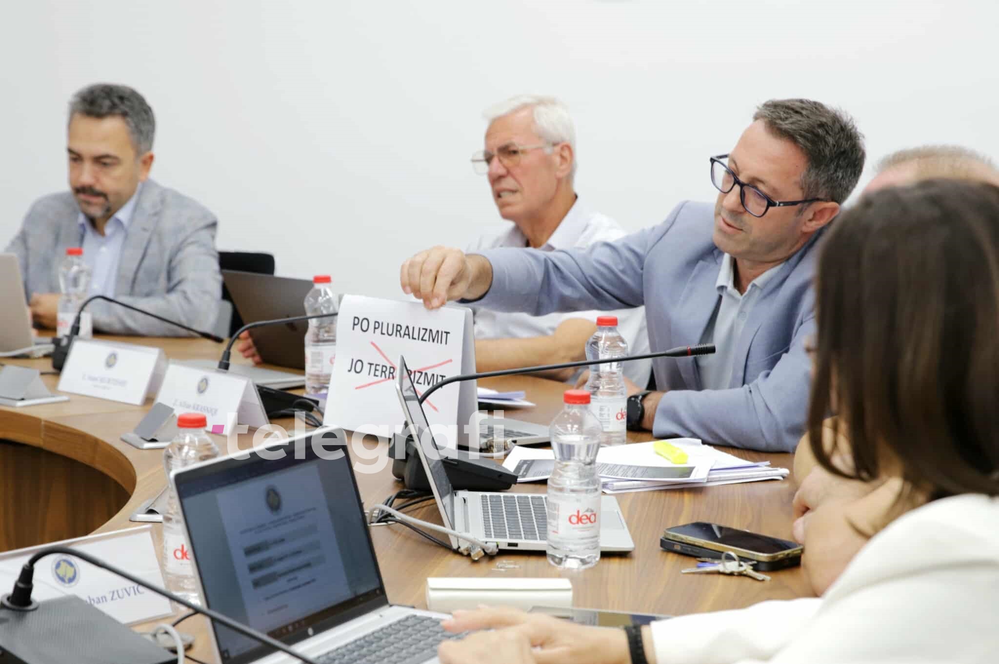 “Po pluralizmit, jo terrorizmit”, Alban Krasniqi në mbledhjen e KQZ-së kundër vendimit të PZAP-së për Listën Serbe