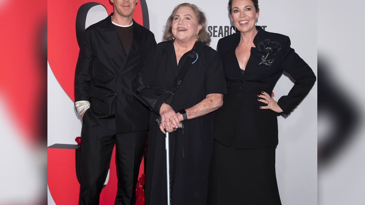Me Walking Stick: Kathleen Turner feston paraqitjen e rrallë në New York