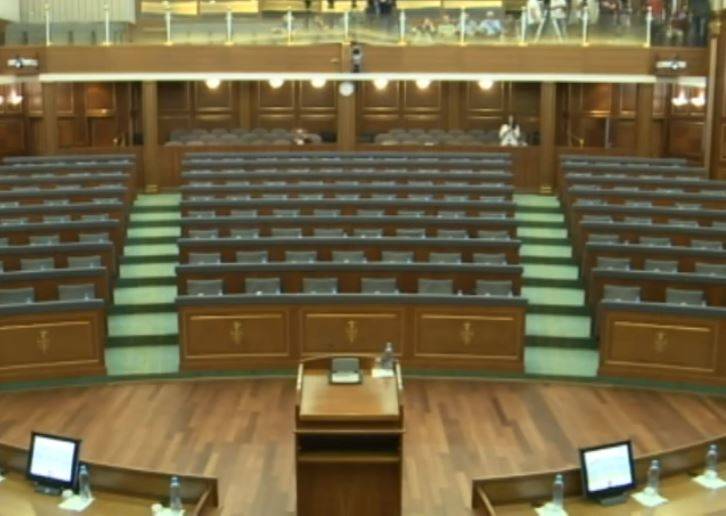 Pauza një orëshe u bë dy – salla e zbrazët, zgjedhja e nënkryetarëve në pritje