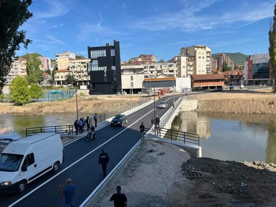 Qytetarët mirëpresin lëshimin për qarkullim të njërës nga dy urat e reja mbi lumin Ibër