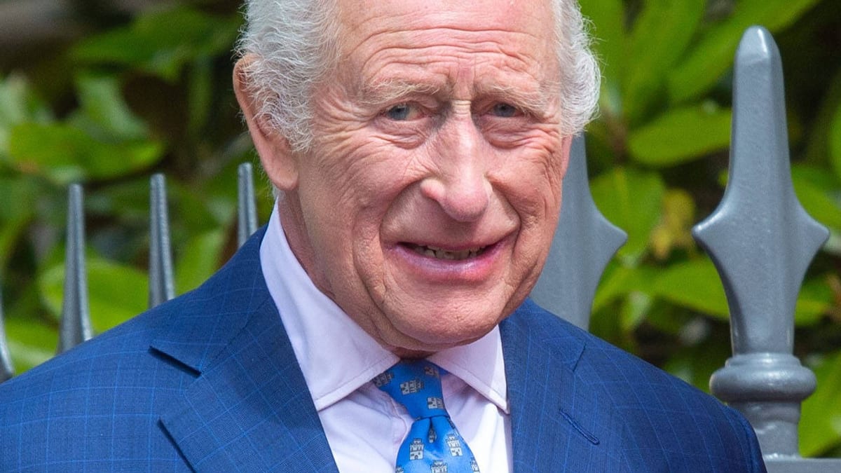 Mbreti Charles III. udhëton me shtratin tënd dhe letrën e primit të tualetit