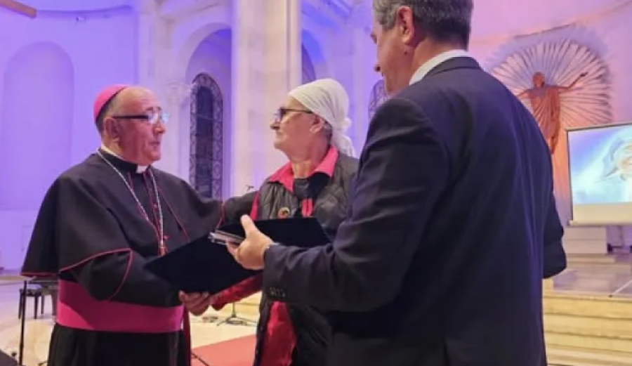 Dioqeza Prizren-Prishtinë nderon “nënën e UÇK-së”, Stane Gashin në kuadër të Ditëve të Nënë Terezës