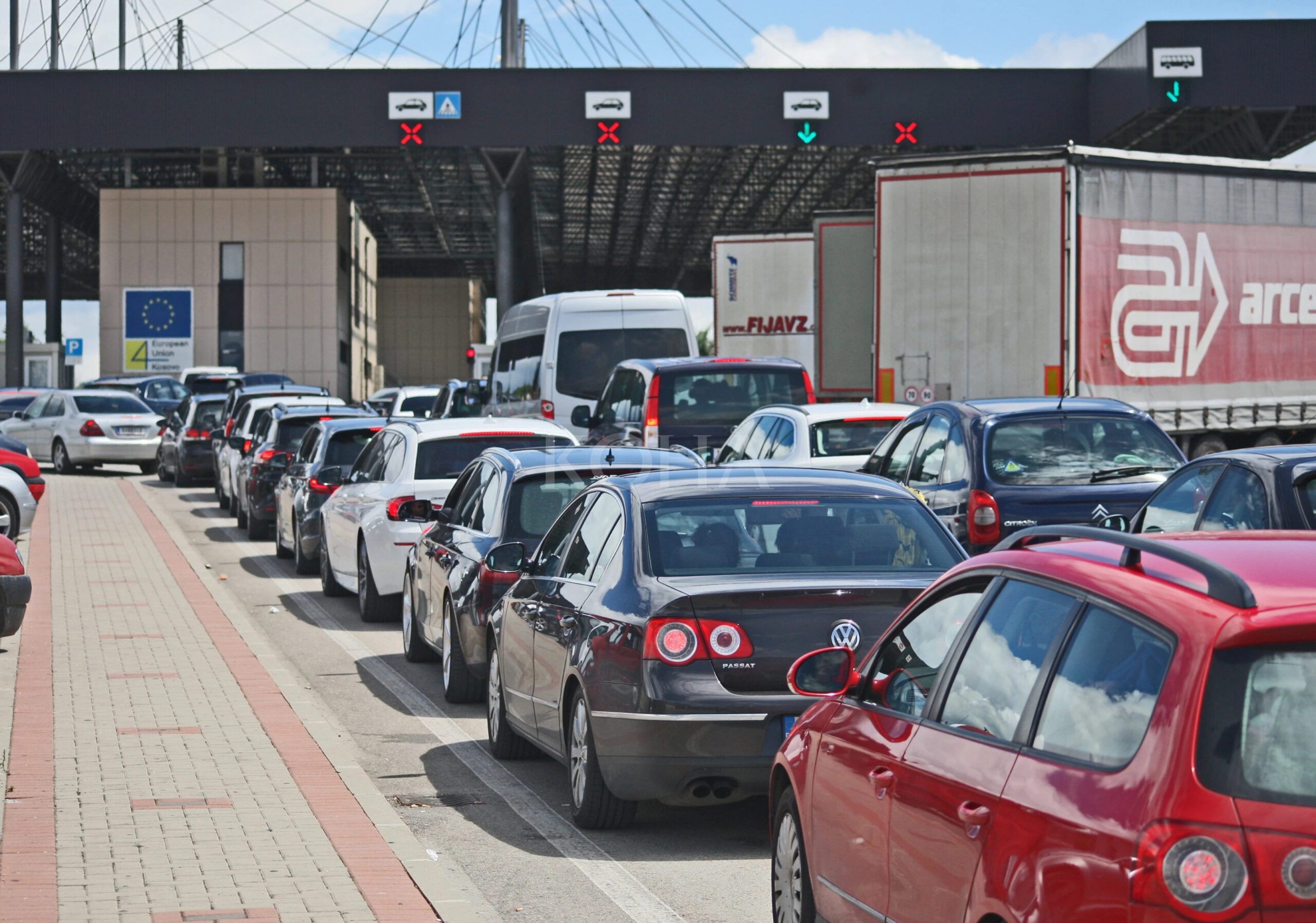 Gjendja në pikat kufitare kufi, pritjet në Merdar deri 40 minuta