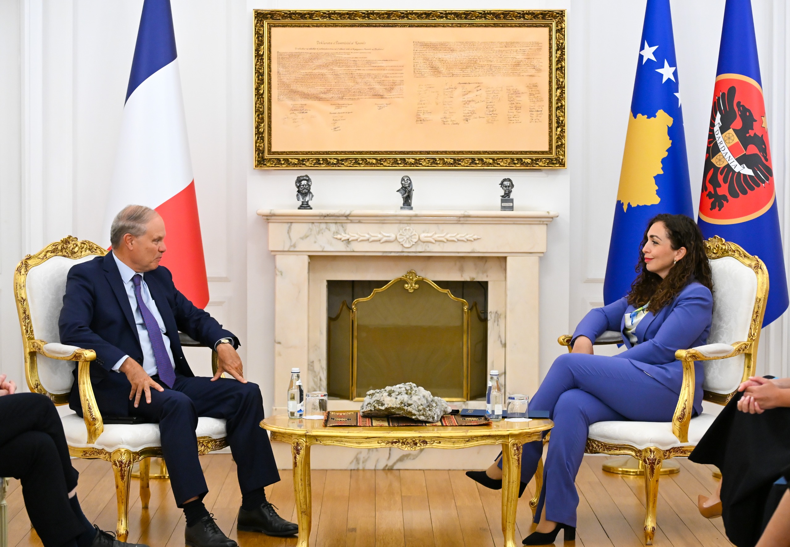 Osmani takon emisarin francez – mbështet ndërtimin e urave të reja mbi Ibër: Të hiqen masat e BE, dëmtojnë zhvillimin e vendit