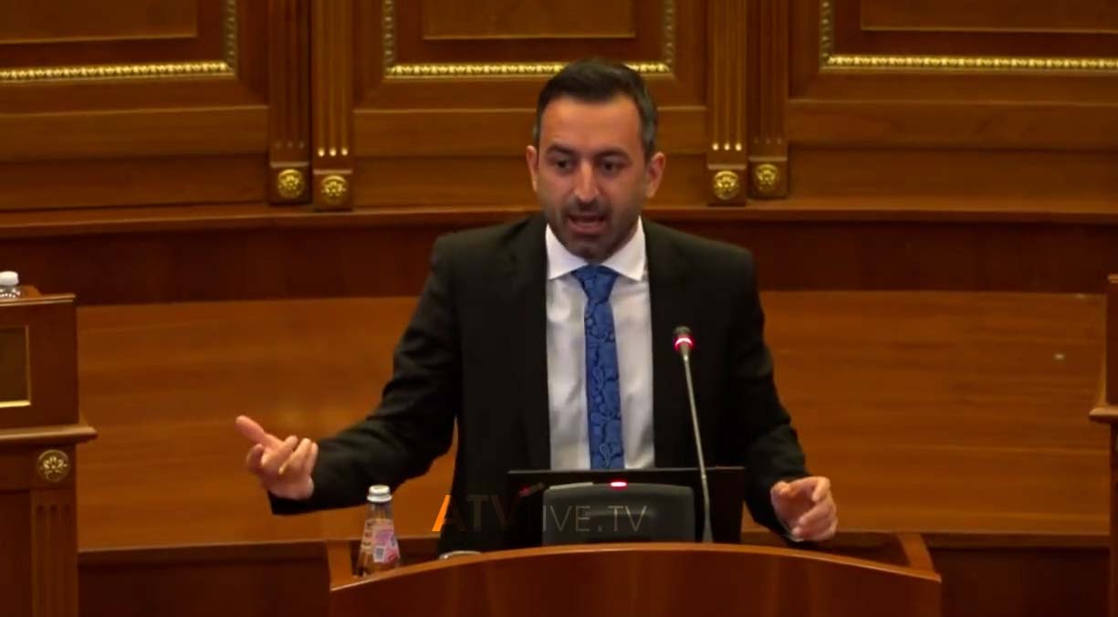 Dimal Basha tenton të distancohet nga shkrimi i tij dhe i Jana Arsovskas ku ofendohej UÇK-ja