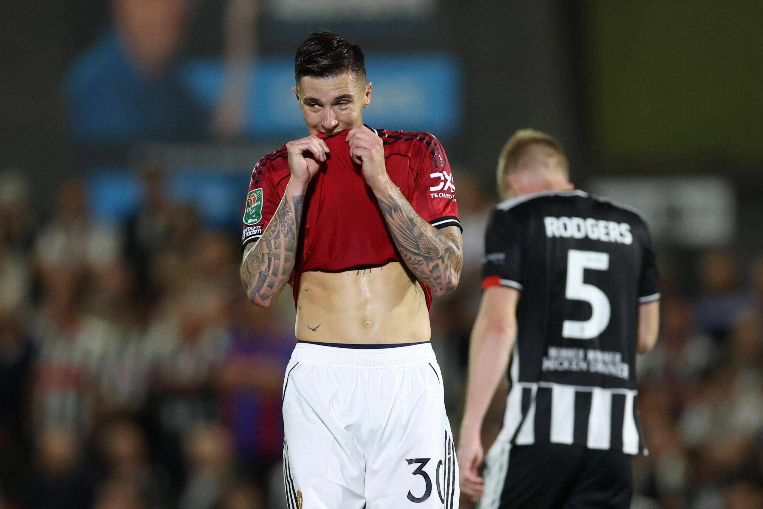 Një ekip i Divizionit të 4 -të del Manchester United në Kupë