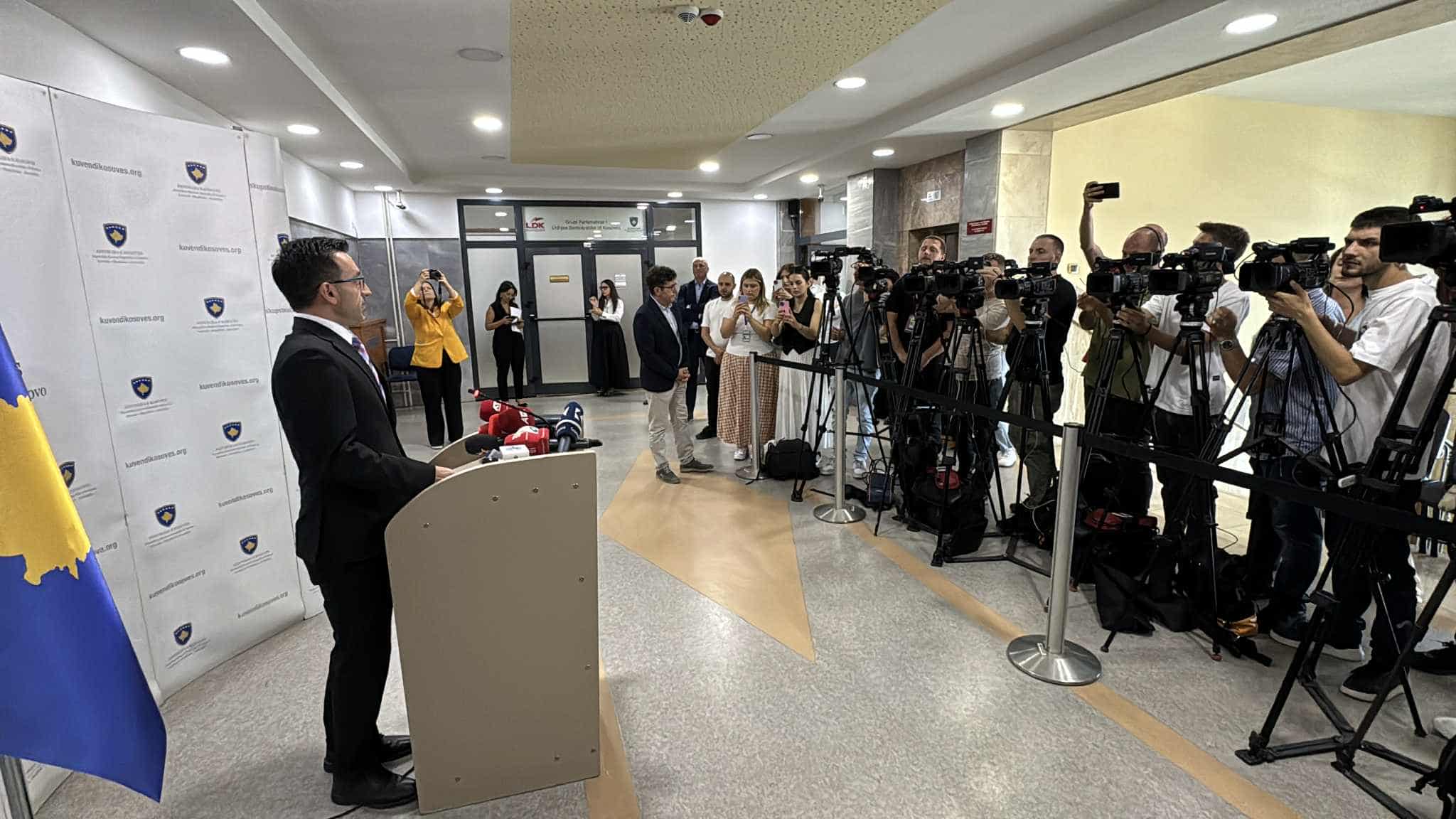 Basha i gënjen gazetarët me paraqitjen e parë për media – i thërret për konferencë, u mban fjalim