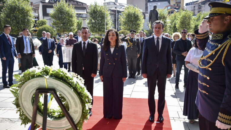 Kurti bëri homazhe te Monumenti i Personave të Zhdukur