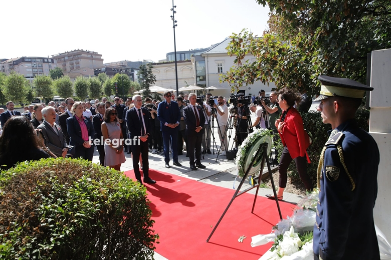 Ambasadorët e huaj bëjnë homazhe para Monumentit të Personave të Zhdukur, Prattipati: Çdo familje meriton përgjigje për fatin e të dashurve të tyre