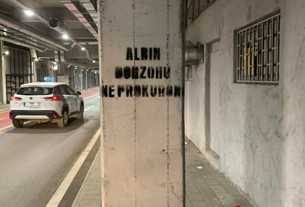 Në kryeqytet shfaqën grafite “Albin dorëzohu në Prokurori”