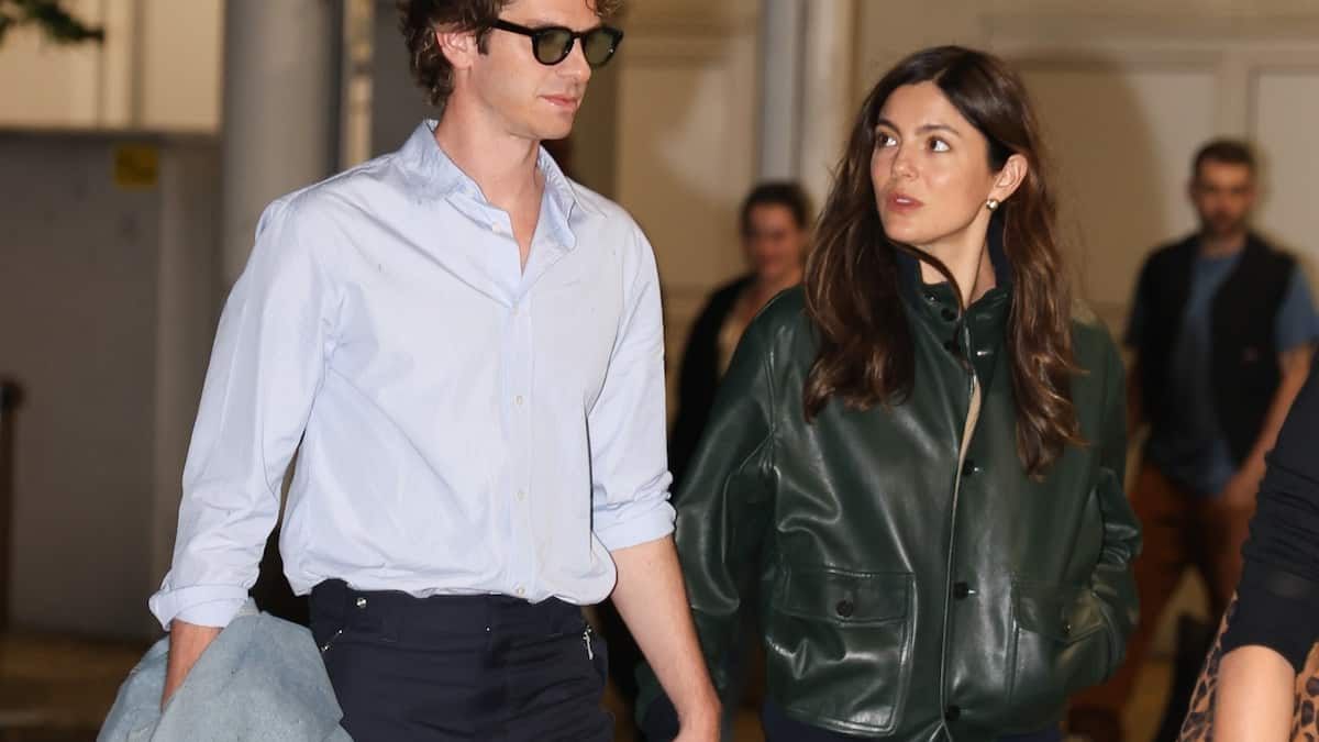 Zyrtarisht? Andrew Garfield dhe Monica Barbaro mbajnë duart