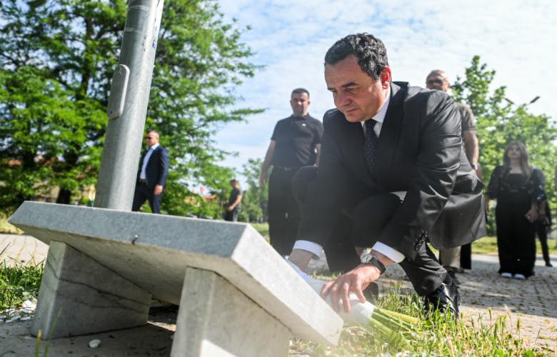 Para seancës, Kurti shkon për homazhe te pllaka përkujtimore e Triumf Rizës në 18-vjetorin e vrasjes së tij