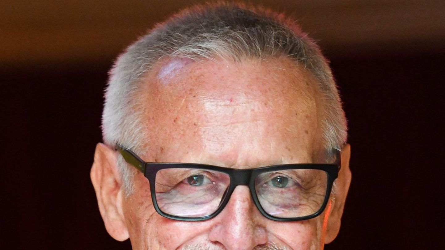 Konstantin Wecker: Ai vështirë se mund të luajë pianon