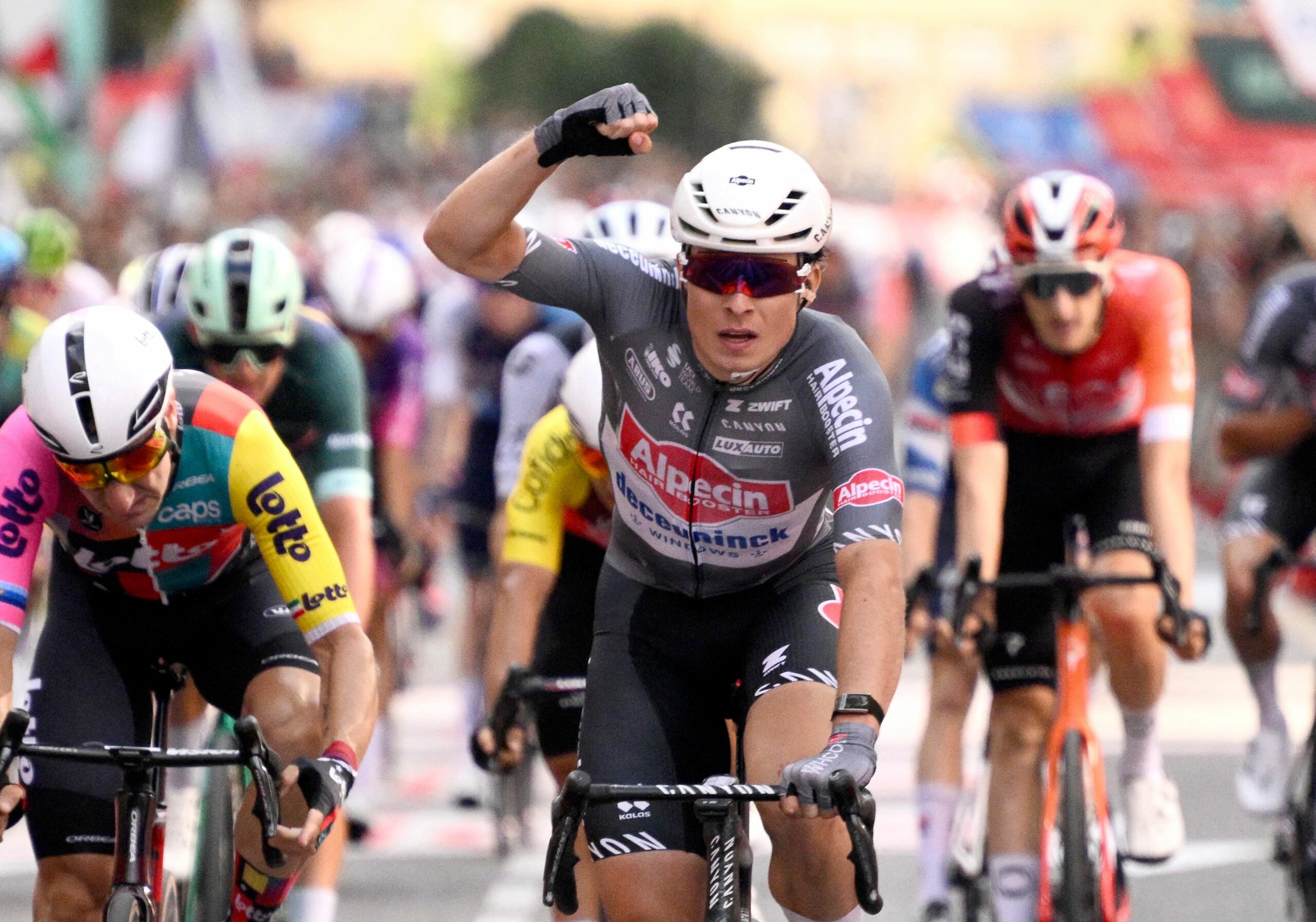 Jasper Philipsen e bën atë përsëri dhe fitoi fazën e 8 -të në sprint