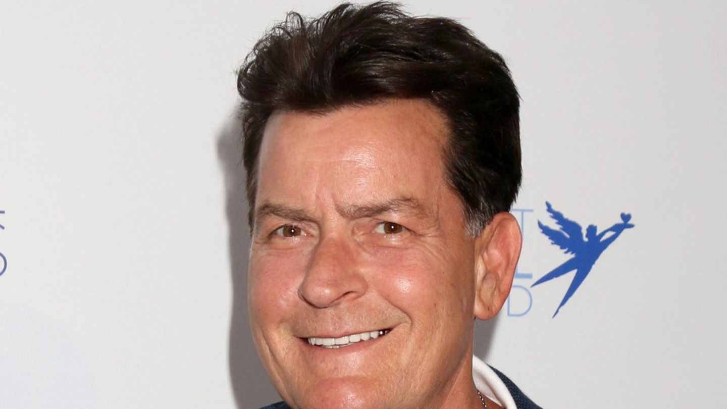 “Tregoni histori: Charlie Sheen para serisë Netflix