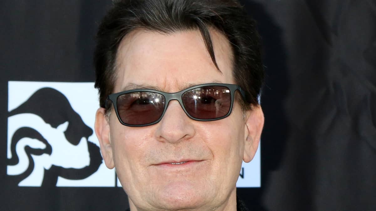 Charlie Sheen mbush 60 vjeç: Midis Hollywood -it, Skandaleve dhe Fillimit të Ri