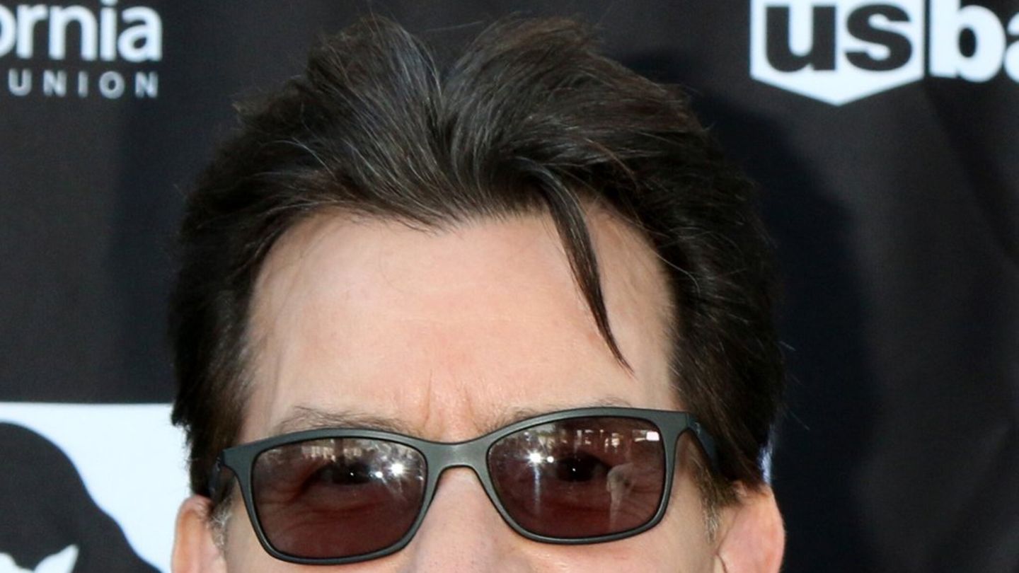 Charlie Sheen: Aktori mbush 60 vjeç