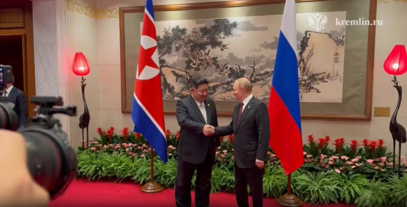 Kim Jong Un dhe Vladimir Putin takohen në Pekin, flasin përmes përkthyesve