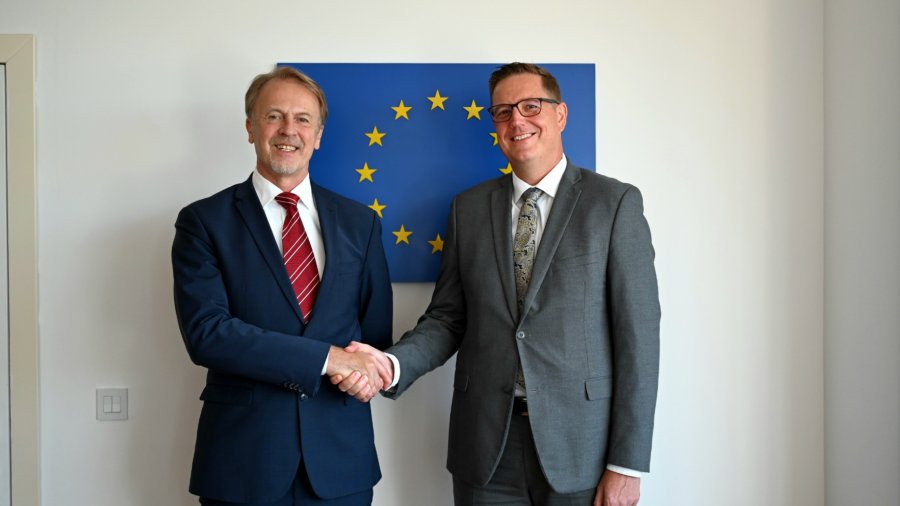 Oravi takohet me ambasadorin slloven, diskutojnë  për progresin e Kosovës në rrugën drejt BE-së