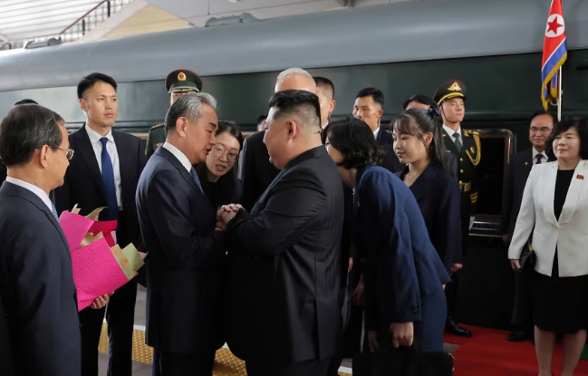 Vajza e Kim Jong Un ka bërë udhëtimin e saj të parë publik jashtë Koresë së Veriut, pse ndodhet në Pekin?