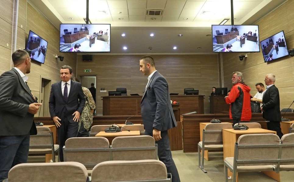 Klinaku e Selmani mohojnë fajësinë për kërcënimin e Kurtit. Ai nuk kërkon dëmshpërblim