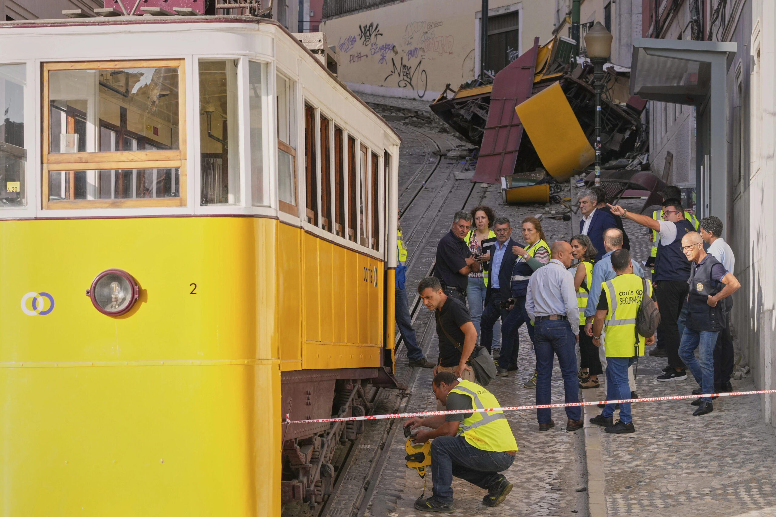 “U shpërbë si një kuti letre” – Dëshmitarët përshkruajnë përplasjen e tramvajit në Lisbonë