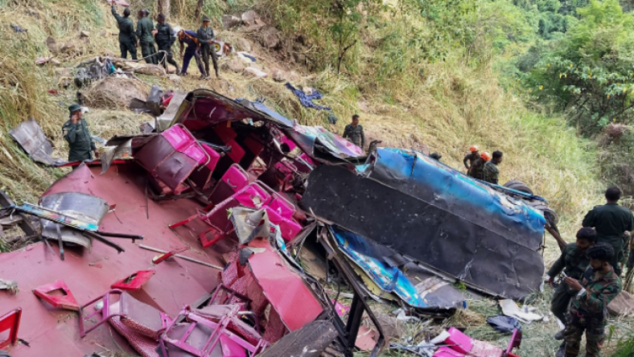 Në Sri Lanka autobusi bie nga një shkëmb 300 metra i lartë, 15 të vdekur