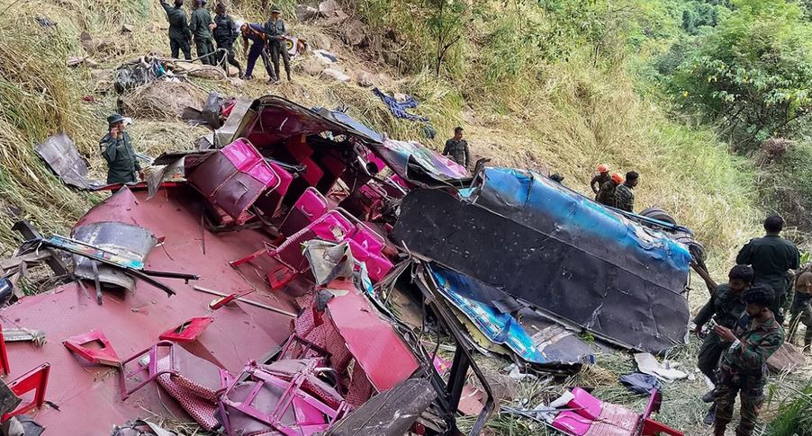 Tragjedi në Sri Lanka: Autobusi bie nga një shkëmb, të paktën 15 viktima