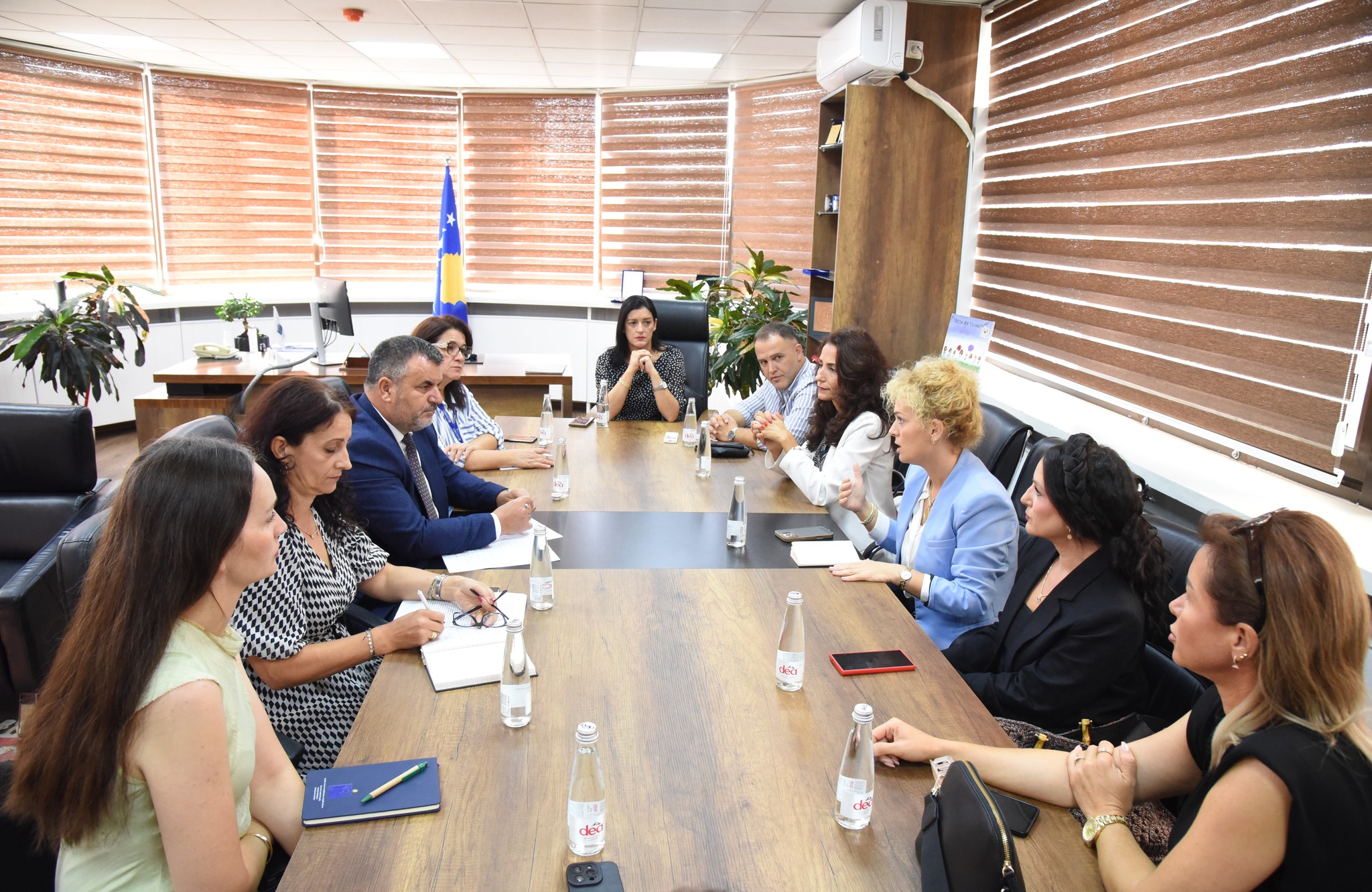 Avokati i Popullit pret në takim redaktorët e RTK-së që u larguan nda moderimi, thotë se do të hetojë ndërhyrjet politike