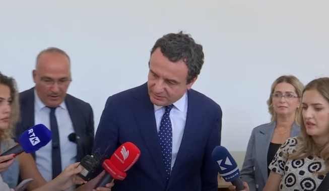 Kurtit s’i pëlqen pyetja pse vajza e tij nuk shkollohet në Kosovë, i hakmerret menjëherë gazetares