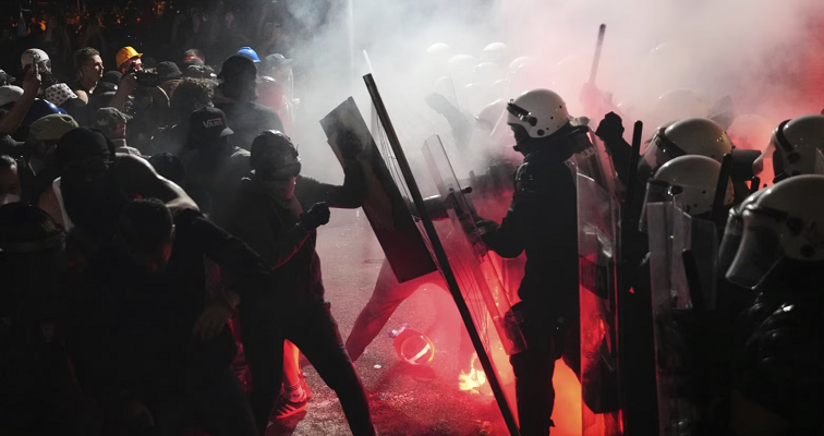 Mijëra protestues dalin në rrugët e Novi Sadit, policia përdori gaz lotsjellës për t’i shpërndarë