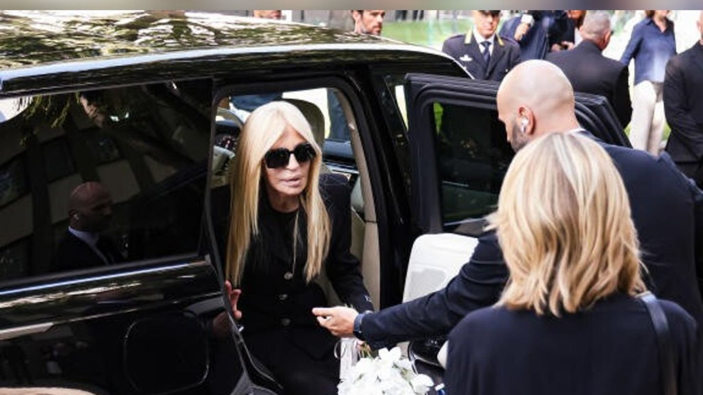 Donatella Versace: Ajo përkujton Giorgio Armani në Milano
