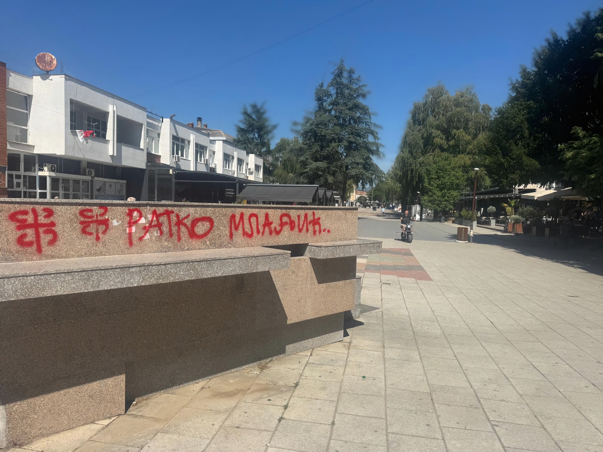 Grafite me emrin e Ratko Mlladiqit në Bujanoc, Mustafi: Provokim dhe frikësim i qëllimshëm i shqiptarëve në vendin e tyre