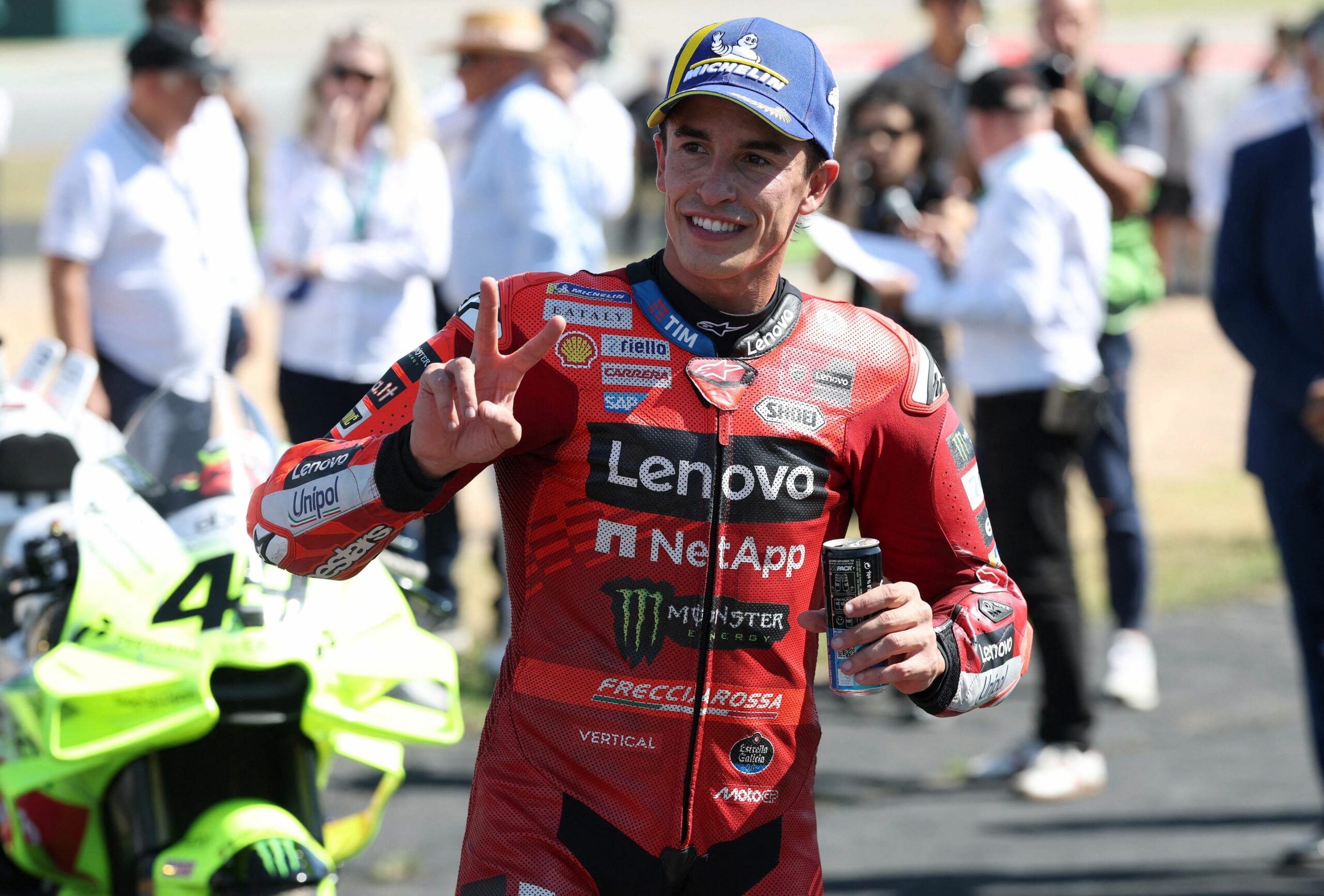 Marc Marquez fiton sprintin pas rënies së vëllait të tij Alex